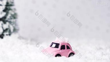 雪地上的小汽车横移镜头